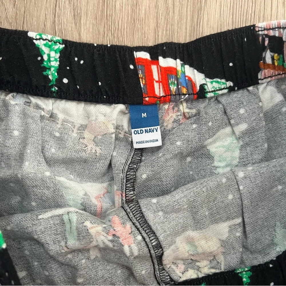 Old Navy Women’s Retro Holiday Village Flannel Short Sleeve Pajama Set Medium